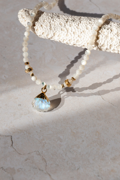 A mother of pearl ecklace with a sea shell curverd moonstone shell
