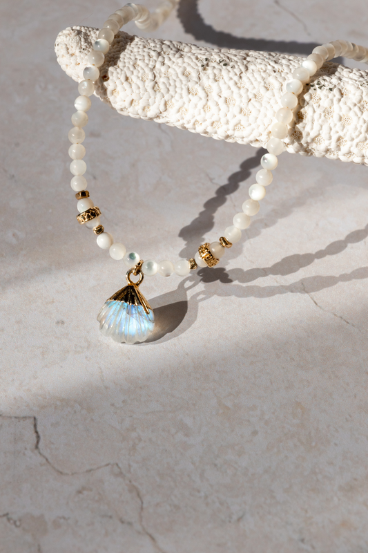 A mother of pearl ecklace with a sea shell curverd moonstone shell